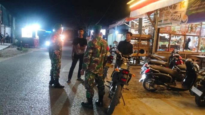 Pastikan Wilayah Aman, Babinsa Aktif Laksanakan Patroli Malam