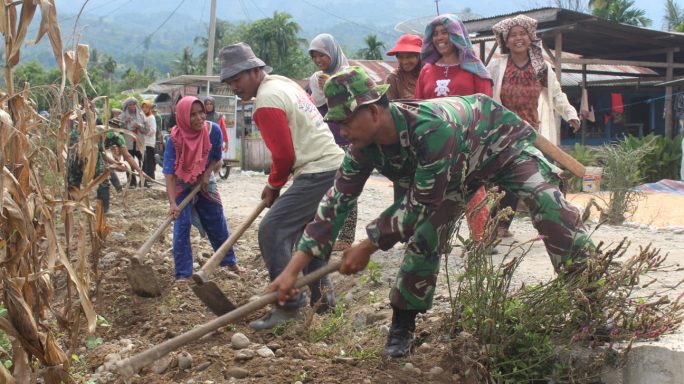 Babinsa Bersama Warga Pasang dan Timbun Pipa Saluran Air Bersih