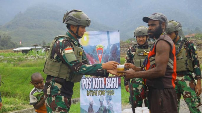 Satgas Yonif 112/DJ kembali gelar jumat berkah di Puncak Jaya