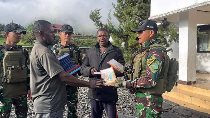 Peduli Rumah Ibadah, Satgas Yonif 112/DJ Bersihkan Dan Bagikan Alkitab Di Gereja Gidi Jemaat Jerusalem Puncak Jaya