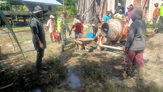 Karya Bakti: Babinsa Koramil 16/Tangse Bantu Warga Pulo Ie dalam Pengecoran Pembangunan Masjid