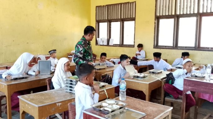 Babinsa Posramil Lawe Sumur Dampingi Pendistribusian Makan Bergizi Gratis ke Sekolah