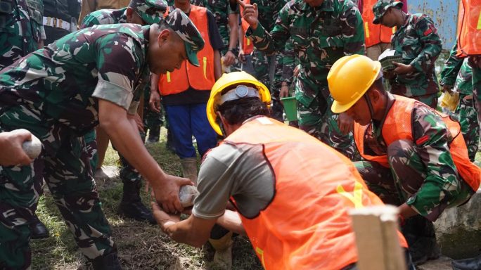 Kasdam IM Brigjen TNI Yudha Fitri resmi buka program Karya Bakti Pembangunan jaringan Irigasi Tersier di Aceh.