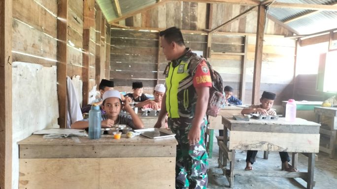 Babinsa Koramil 0108-03/Badar Dampingi Pendistribusian Makan Bergizi Gratis