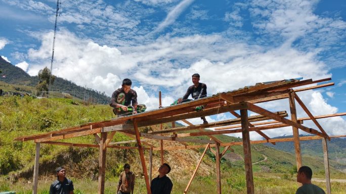 Satgas Yonif 112/DJ Bersama Masyarakat Kampung Kalome Bangun Aula Secara Swadaya