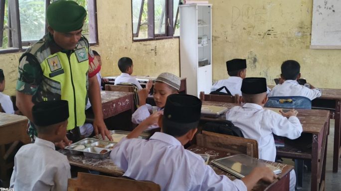 Babinsa Dampingi Operasional makan Bergizi Gratis (MBG) SPPG Yayasan Dayah Sirojululum Indonesia