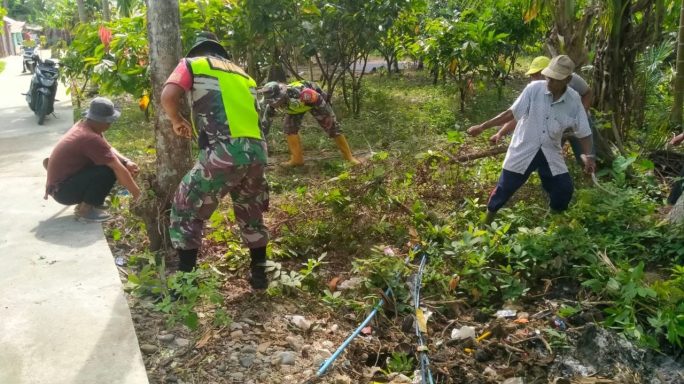 Babinsa Bersama Warga Gotong royong Bersihkan Lingkungan Desa