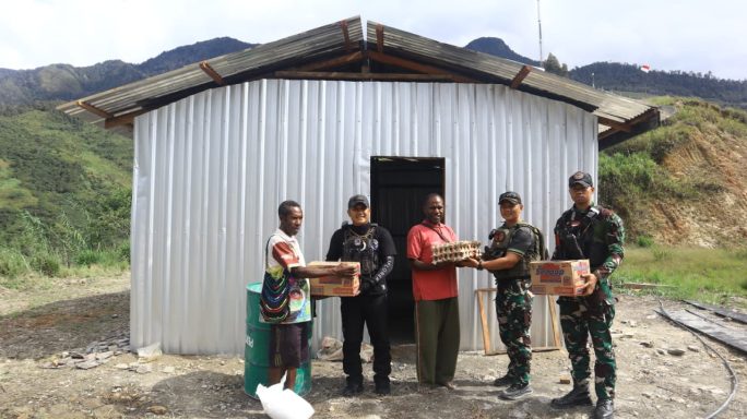 Dansatgas 112/DJ Tinjau Pembangunan Aula Serbaguna Dan Berikan Sembako Untuk Pererat Sinergi dengan Tokoh Agama dan Masyarakat Di Papua Tengah
