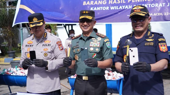 Pangdam Iskandar Muda Hadiri Pemusnahan Barang Ilegal Bersama Bea Cukai Aceh