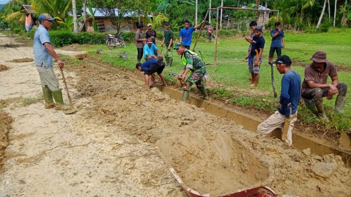 Jalin Kebersamaan, Babinsa Gotong Royong Bersihkan Parit