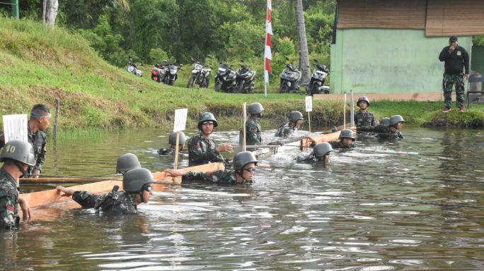 Aksi Seru dan Menegangkan! Lomba Renang Militer Antar Kompi Yonif 115/ML Uji Ketangguhan Prajurit di Air