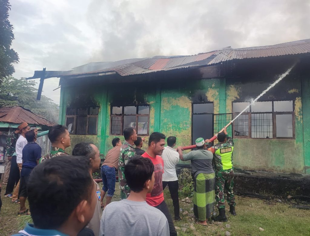 Babinsa Berjibaku Padamkan Api,Dua Unit Ruang Belajar Ludes di Lalap Si Jago Merah