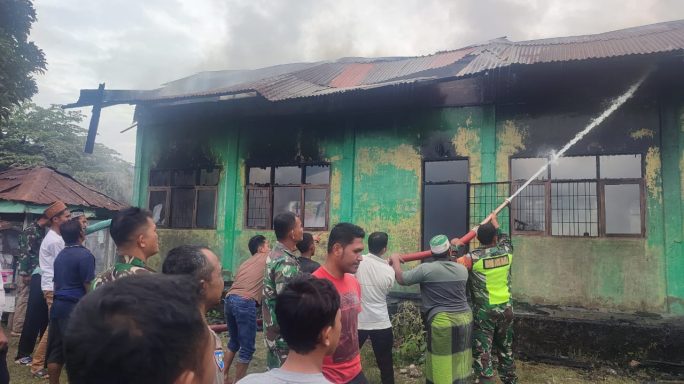 Babinsa Berjibaku Padamkan Api,Dua Unit Ruang Belajar Ludes di Lalap Si Jago Merah
