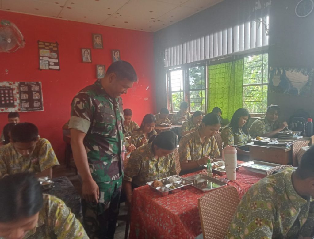 Babinsa Terus Laksanakan Pendampingan Pendistribusian Makan Bergizi Gratis ke Sekolah -Sekolah