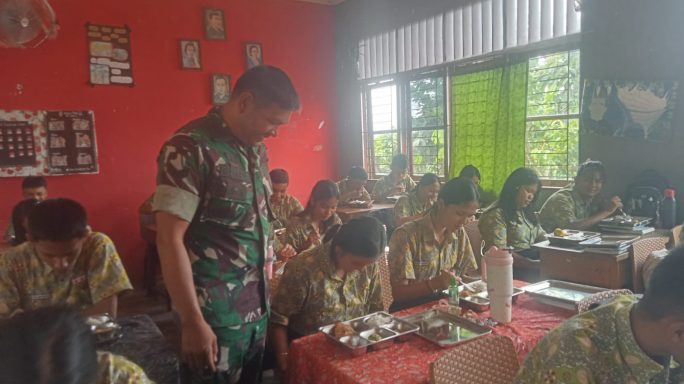 Babinsa Terus Laksanakan Pendampingan Pendistribusian Makan Bergizi Gratis ke Sekolah -Sekolah