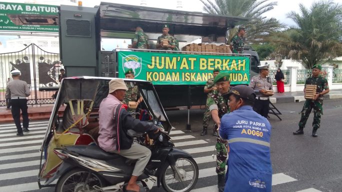 Jumat Berkah, Kodam Iskandar Muda Bagikan 291 Paket Makanan Gratis untuk Warga