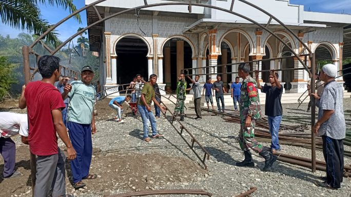 Babinsa dan Warga Desa Melaksanakan Gotong Royong
