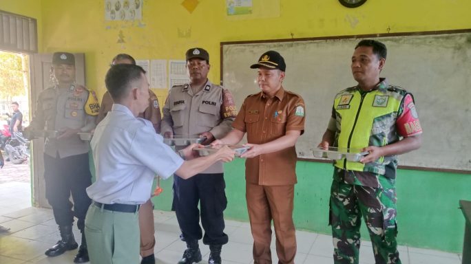 Babinsa Koramil 0108-07/Semadam Dampingi Pelaksanaan Makan Bergizi Gratis di Sekolah