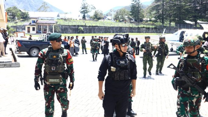 Satgas Yonif 112/DJ Sambut Kunjungan Kerja Pangdam IX/Udayana di Puncak Jaya