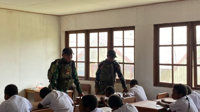 Satgas Yonif 112/DJ Ajarkan Wawasan Kebangsaan Dan Cinta Tanah Air Kepada Anak Papua