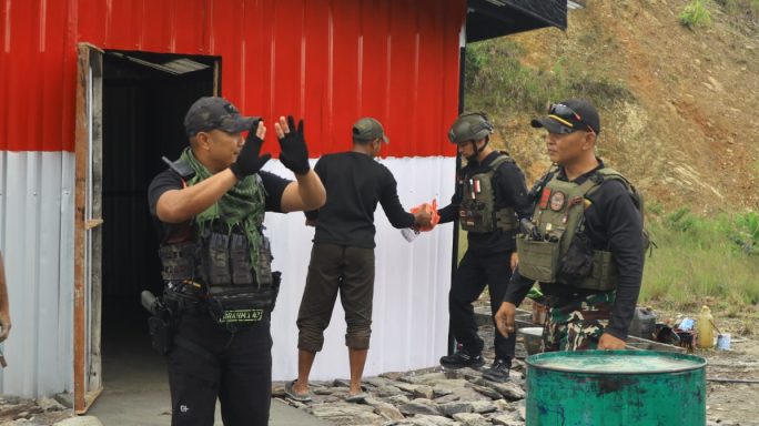 Dansatgas Yonif 112/DJ Tinjau Progres Pembangunan Aula Merah Putih Serbaguna Untuk Anak Papua