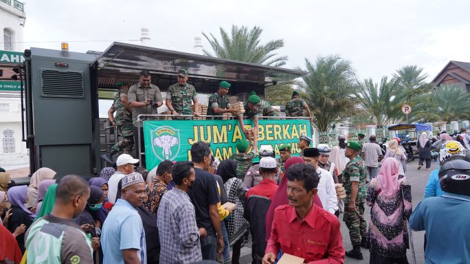 Jumat Berkah, Kodam Iskandar Muda Bagikan 405 Paket Makanan Gratis untuk Warga