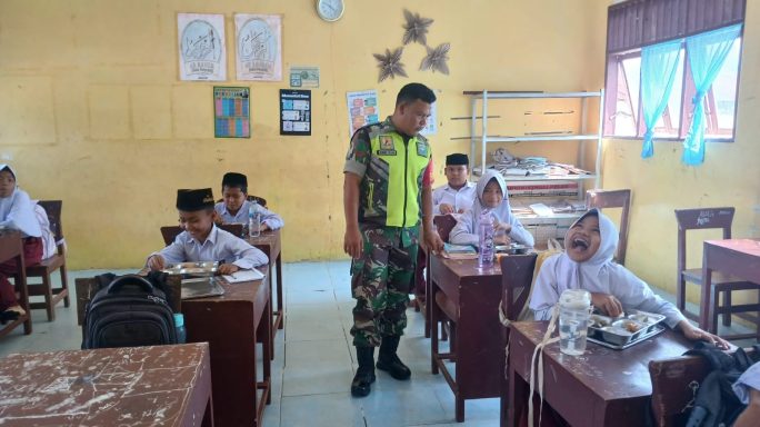 Babinsa Posramil Lawe Bulan Dampingi Program Makan Bergizi Gratis Kepada Siswa