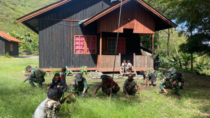 Satgas Yonif 112/DJ Wujudkan Harmoni Gotong Royong Bersama Masyarakat warga Distrik Tingginambut Papua Tengah.