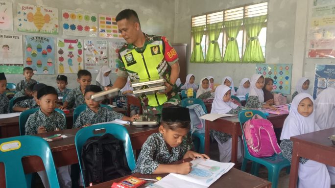 Babinsa Koramil 26/Grong-Grong Dampingi Penyaluran Makan Bergizi Gratis untuk Siswa SD di Pidie