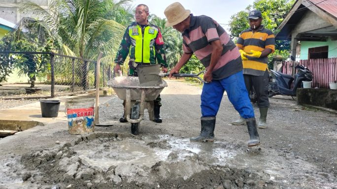 Babinsa Bersama Warga Gotong Royong Cor Jalan Rambat Beton
