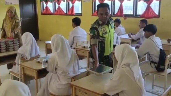 Babinsa Posramil Ketambe Bantu Salurkan Makan Bergizi Gratis SPPG