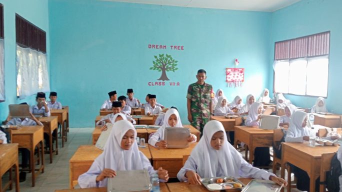 Sukseskan Pendampingan MBG Babinsa Terus Kawal Pendistribusian Makanan Bergizi Gratis ke Sekolah