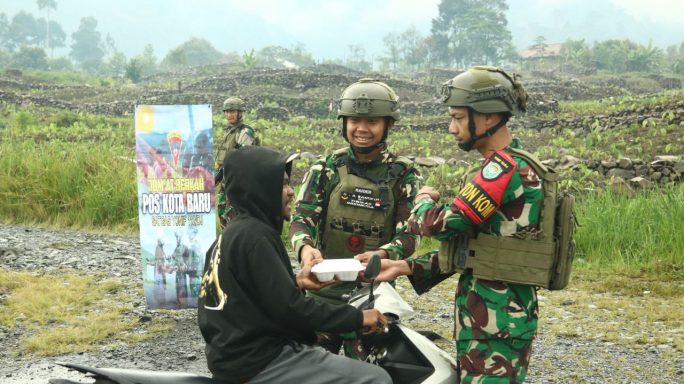 Gelar Jum’at Berkah, Satgas Yonif 112/DJ Terus Berbagi Untuk Masyarakat Papua