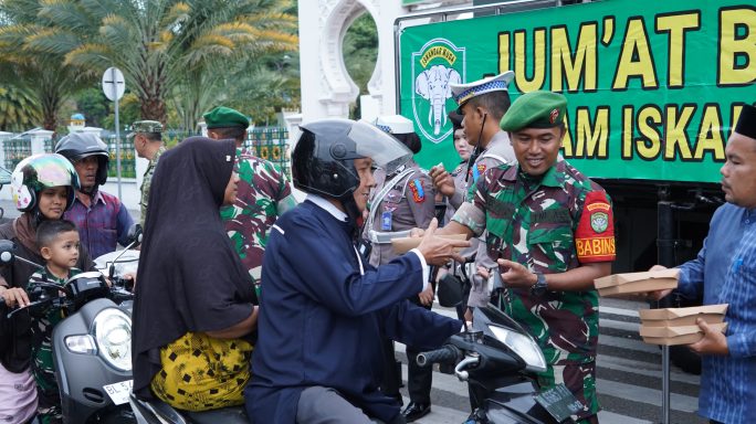 Jumat Berkah, Kodam Iskandar Muda Bagikan 393 Paket Makanan Gratis untuk Warga