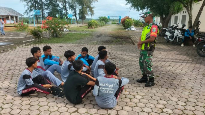 Babinsa Koramil 25/Glumpang Baro, Kodim 0102/Pidie Berikan Materi Wawasan Kebangsaan kepada Siswa/i SMAN 1 Glp. Baro