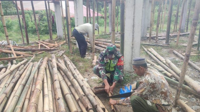 Ringankan Beban, Babinsa Bantu Warga Bangun Rumah Ibadah di Desa Binaan