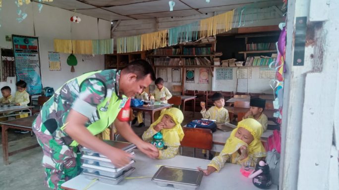 Babinsa Posramil Bukit Tusam Dampingi Makan Bergizi Gratis di Wilayah Teritorial