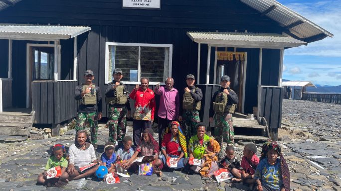 Sambut Perayaan Natal, Satgas Yonif 112/DJ Bagikan Alkitab dan Buku Rohani di Puncak Jaya