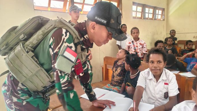 Memperingati Hari Guru, Prajurit Satgas Yonif 112/DJ Jadi Tenaga Pendidik Untuk Anak Papua