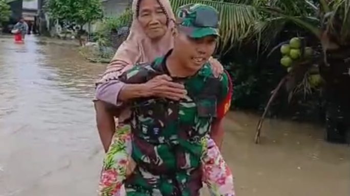 Prajurit Kodam IM Evakuasi Warga Terjebak Banjir di Sungai Raya