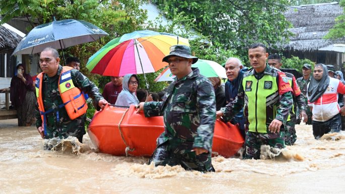 Personel Kodim 0102/Pidie Bergerak Cepat Tangani Banjir dan Longsor di Pidie–Pidie Jaya