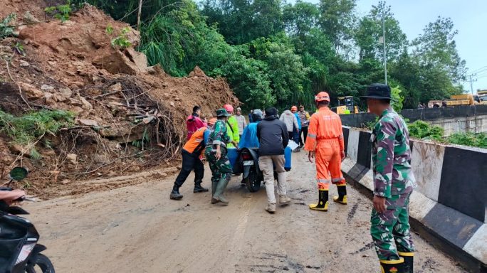 Personel Gabungan TNI, Polri, BPBD dan Instansi Terkait Berjibaku Tangani Longsor di Jalur Batu Itam – Tapaktuan–Subulussalam