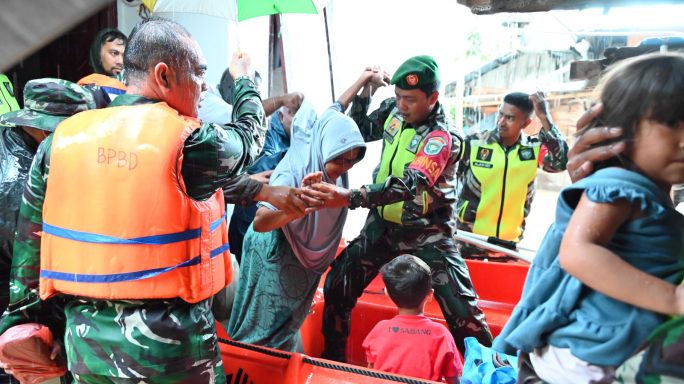 Pangdam IM kerahkan Ratusan Personel Bantu korban banjir di Aceh.
