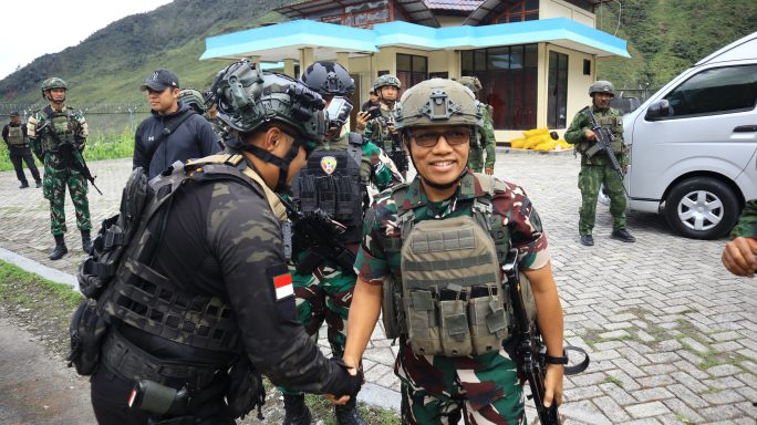 Kunjungan Kerja Kasdam VI/Mlw di Puncak Jaya, Dansatgas Yonif 112/DJ Sambut dan Pimpin Langsung Pengamanan