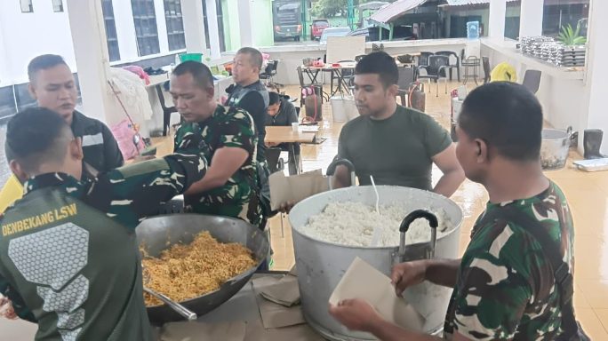 Prajurit Kodam IM Dirikan Dapur Umum untuk Korban Banjir dan Longsor di Aceh