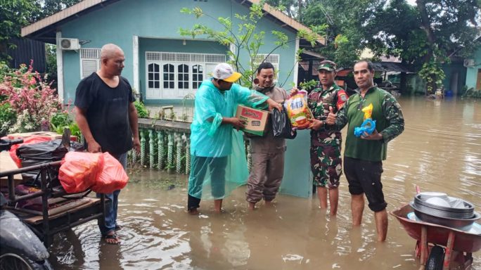 Serda Aswan Filani Bersama Perangkat Gampong Salurkan Bantuan Sembako Terdampak Banjir di Meunasah Intan
