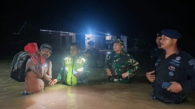 Banjir Meningkat, Dandim 0107/Aceh Selatan Pimpin Evakuasi Warga Lhok Raya Tengah Malam