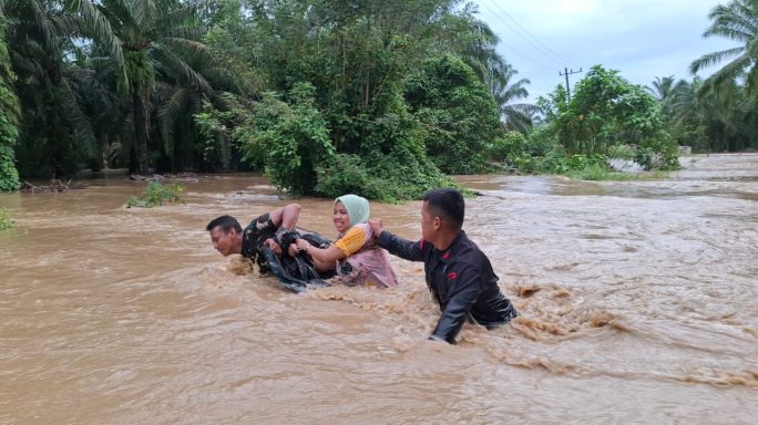 Di Tengah Luapan Air, TNI dan Brimob Bertarung Melawan Arus Demi Menyelamatkan Warga