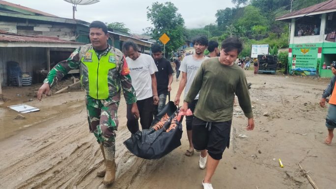 Personil Kodim 0108/agara Evakuasi korban meninggal terbawa banjir.