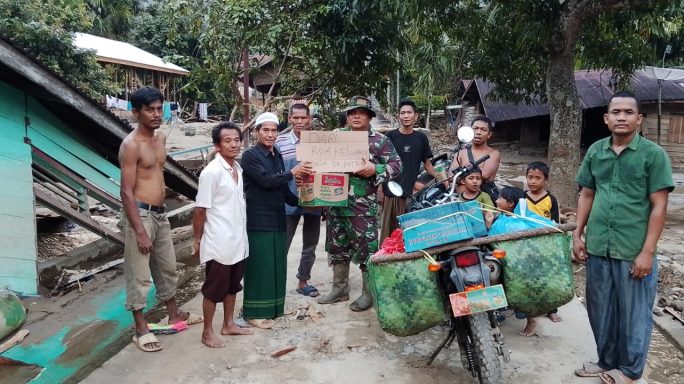 TNI Salurkan Bantuan ke Desa Terisolasi di Bukit Tusam Aceh Tenggara
